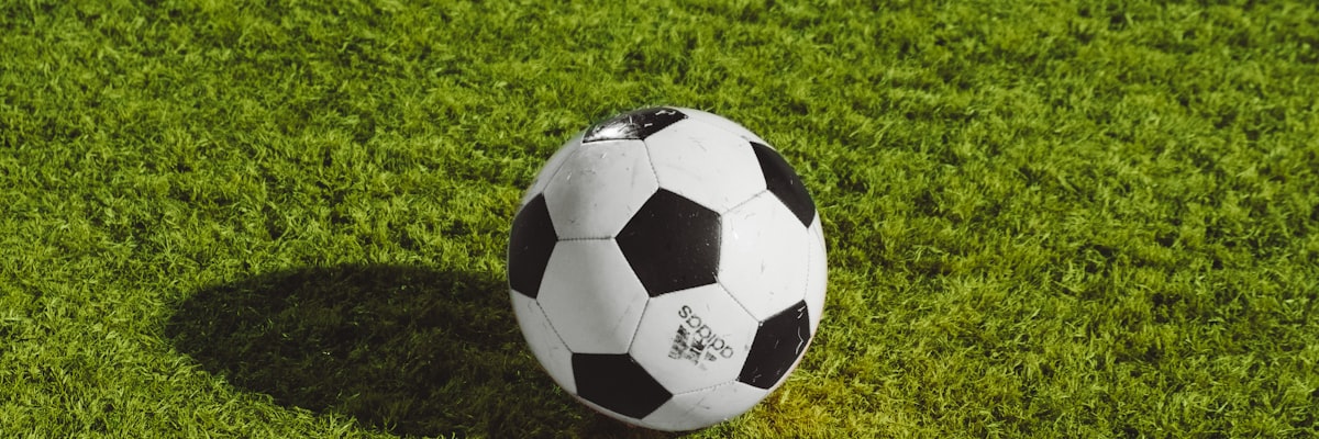 足球运动员在绿茵场上激烈拼抢的瞬间